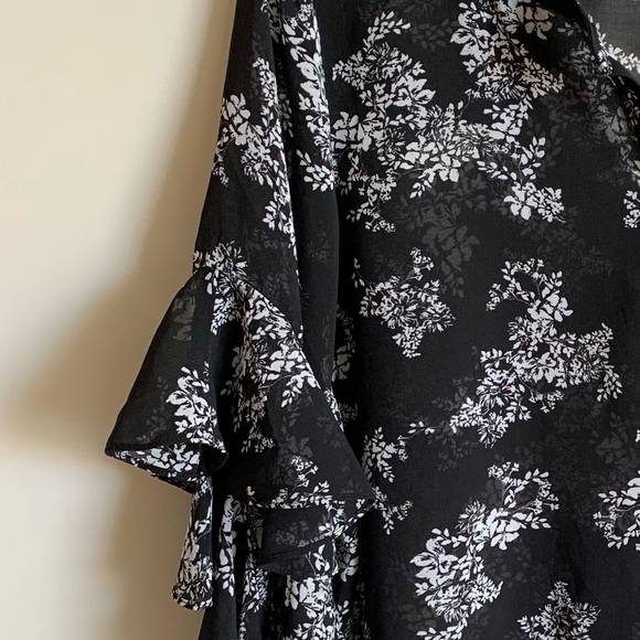 Women’s Small Vince Camuto Black and White Floral Blouse - Picture 3 of 3